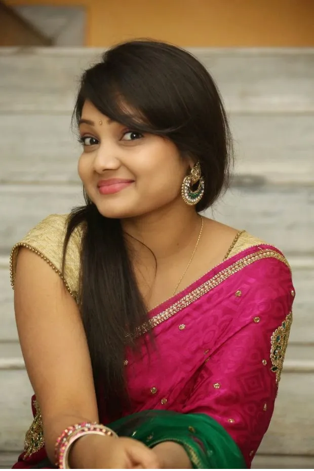 telugu actress priyanka latest wallpapers in pink saree